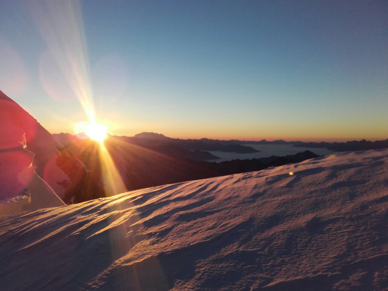 Východ slunce pod vrcholem Mont Blancu